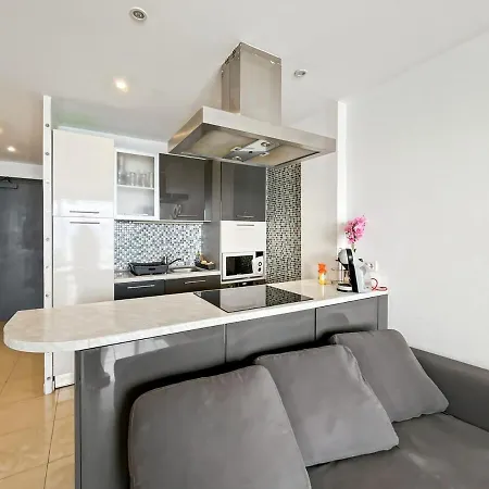 Front De Appartement
