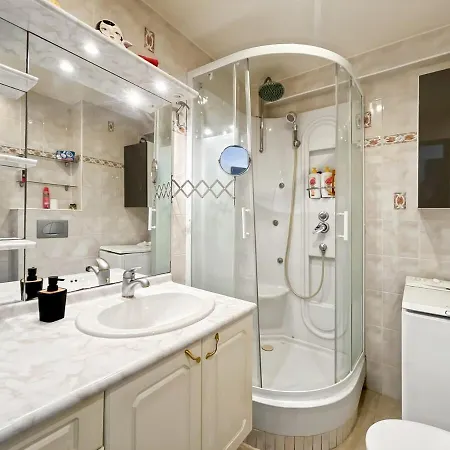 Apartment Front De *