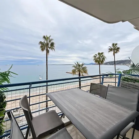 Apartment Front De *
